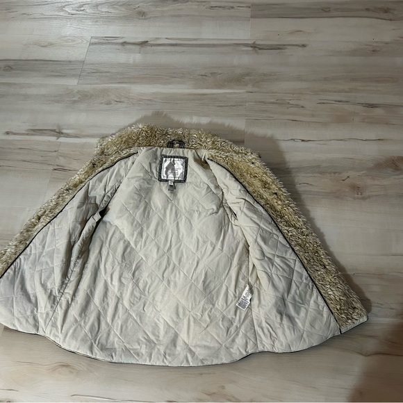 American Eagle Outfitters Black Vest with Cream Lining - Picture 11 of 12